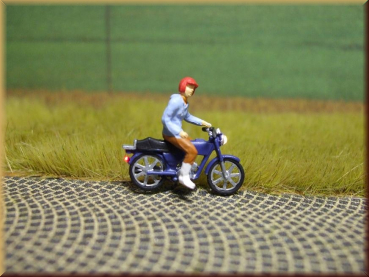 H0 Mokick Fahrer mit Helm , einhändig fahrend (Beleuchtete Miniaturen 878304)